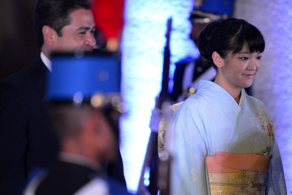 일본의 마코 공주(오른쪽)가 8일(현지시간) 테구시갈파에 위치한 대통령궁에 도착한 후 후안 오를란도 에르난데스 온두라스 대통령과 함께 걷고 있다. ⓒ AFPBBNews=News1