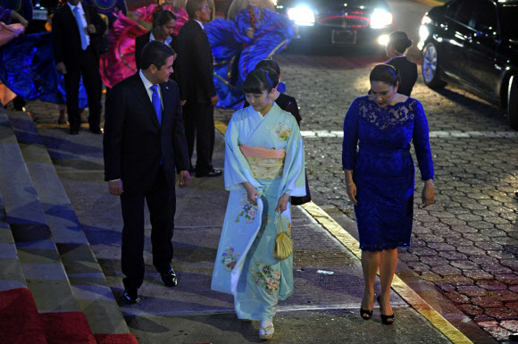 일본의 마코 공주(가운데)가 8일(현지시간) 테구시갈파에 위치한 대통령궁에 도착한 후 후안 오를란도 에르난데스 온두라스 대통령(왼쪽)과 영부인 안나 가르시아 드 에르난데스(오른쪽) 함께 걷고 있다. ⓒ AFPBBNews=News1