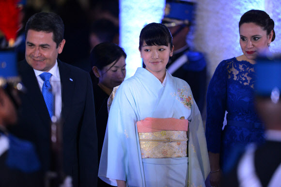 일본의 마코 공주(오른쪽)가 8일(현지시간) 테구시갈파에 위치한 대통령궁에 도착한 후 후안 오를란도 에르난데스 온두라스 대통령(왼쪽)과 영부인 안나 가르시아 드 에르난데스(오른쪽) 함께 걷고 있다. ⓒ AFPBBNews=News1