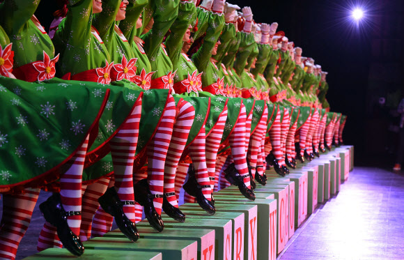 2일(이하 현지시간) 미국 뉴욕 ‘라디오 시티 뮤직홀’에서 열린 2015 크리스마스 특별공연(Radio City Christmas Spectacular)에서 전속 무용단 ‘로켓(Rockettes)’이 공연을 선보이고 있다. 1933년 이후 매년 라디오 시티 뮤직홀에서는 크리스마스 시즌에 특별공연이 열리고 있다. 2015 크리스마스 특별공연은 11월13일부터 2016년 1월 3일까지 열릴 예정이다. ⓒ AFPBBNews=News1