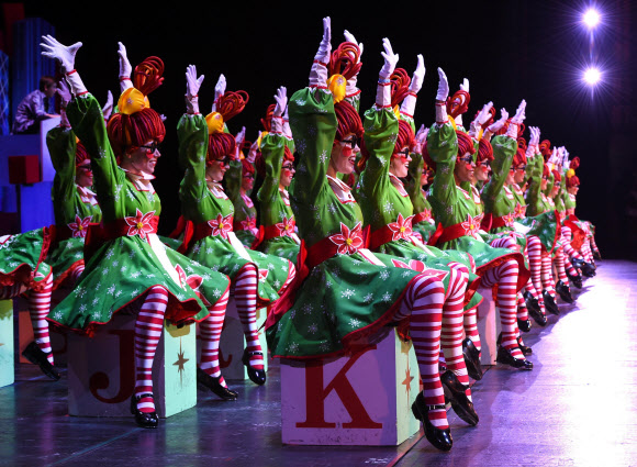 2일(이하 현지시간) 미국 뉴욕 ‘라디오 시티 뮤직홀’에서 열린 2015 크리스마스 특별공연(Radio City Christmas Spectacular)에서 전속 무용단 ‘로켓(Rockettes)’이 공연을 선보이고 있다. 1933년 이후 매년 라디오 시티 뮤직홀에서는 크리스마스 시즌에 특별공연이 열리고 있다. 2015 크리스마스 특별공연은 11월13일부터 2016년 1월 3일까지 열릴 예정이다. ⓒ AFPBBNews=News1