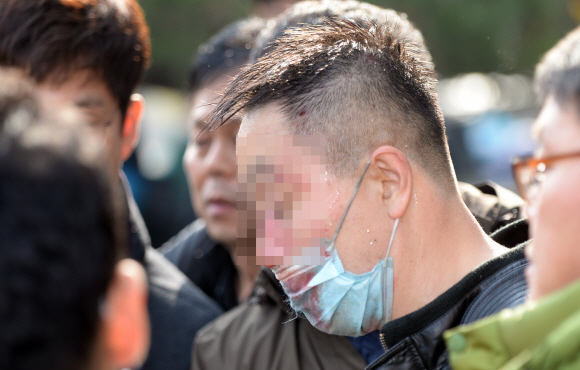 인천의 한 요양병원에서 한 남성이 인질극을 벌이다 경찰에 체포돼 나오고 있다. 박지환 기자 popocar@seoul.co.kr