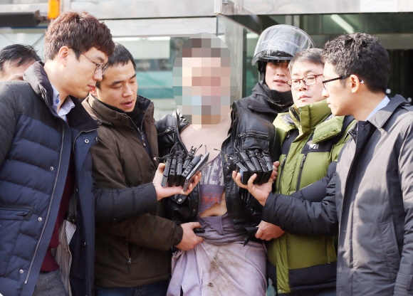 9일 오전 인천시 남동구의 한 요양병원에서 동료 환자를 상대로 인질극을 벌이던 A(40)씨가 경찰에 제압된 뒤 취재진의 질문을 받고 있다.  박지환 기자 popocar@seoul.co.kr