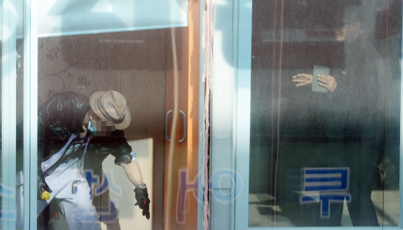 9일 인천의 한 요양병원에서 인질극을 벌이던 한 남성이 전문상담가를 위협하고 있다. 이 인질범은 경찰과 대치 3시간만에 경찰이 진압해 체포됐다.  박지환 기자 popocar@seoul.co.kr