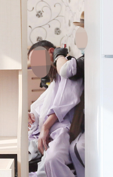 9일 오전 인천시 남동구의 한 요양병원에서 동료 환자를 상대로 인질극을 벌이던 A(40)씨가 경찰에 제압됐다. 사진은 이날 A씨가 인질극을 벌이는 모습. 박지환 기자 popocar@seoul.co.kr