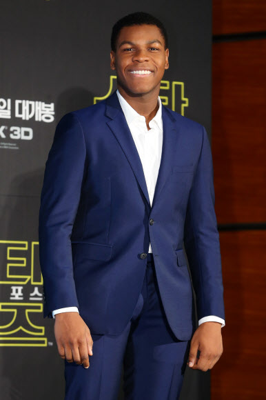 포즈 취하는 존 보예가