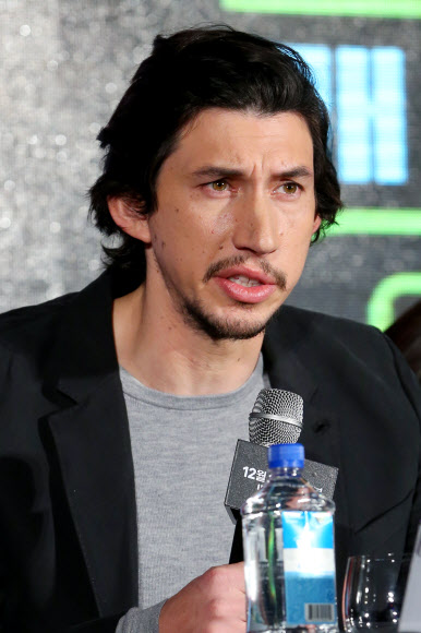 질문에 답하는 아담 드라이버