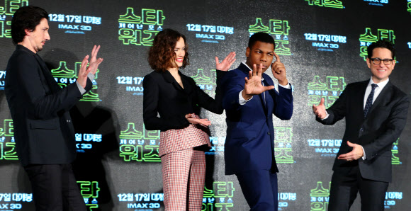 ’스타워즈:깨어난 포스’ 재치있는 포즈