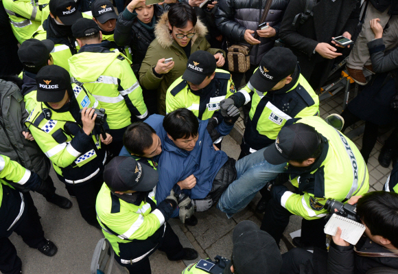 조계사에 피신 중인 한상균 민주노총 위원장 검거를 위한 경찰의 공권력 투입 시한이 다가오는 가운데 9일 오후 서울 종로구 조계사에서 경찰들이 조계사 직원을 빼내고 있다.  도준석 기자 pado@seoul.co.kr