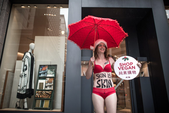 국제동물보호단체 페타(PETA)의 활동가가 9일(현지시간) 홍콩의 에르메스 매장 앞에서 “비건(vegen)을 쇼핑하자”라고 적힌 플래카드를 들고 비건 상품을 구매할것을 요청하고 있다. PETA는 동물 가죽 사용에 대해 항의하기 위해 이 캠페인을 벌였다. ⓒ AFPBBNews=News1