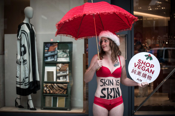 국제동물보호단체 페타(PETA)의 활동가가 9일(현지시간) 홍콩의 에르메스 매장 앞에서 “비건(vegen)을 쇼핑하자”라고 적힌 플래카드를 들고 비건 상품을 구매할것을 요청하고 있다. PETA는 동물 가죽 사용에 대해 항의하기 위해 이 캠페인을 벌였다. ⓒ AFPBBNews=News1
