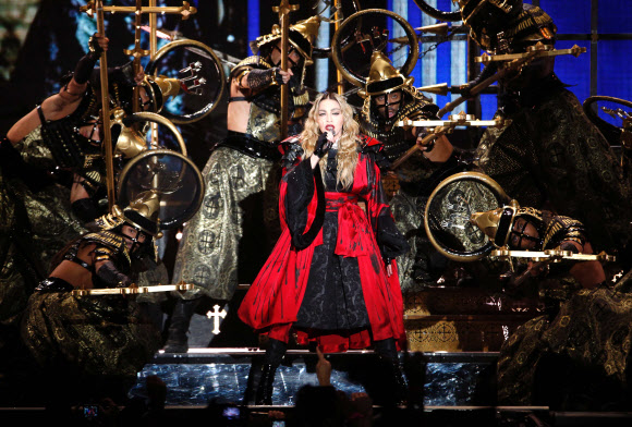 ‘팝의 여왕’ 마돈나가 9일(현지시간) 파리 아코르호텔 아레나에서 열린 콘서트에서 멋진 퍼포먼스를 선보이고 있다. ⓒ AFPBBNews=News1