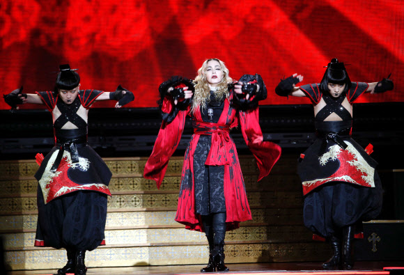 ‘팝의 여왕’ 마돈나가 9일(현지시간) 파리 아코르호텔 아레나에서 열린 콘서트에서 멋진 퍼포먼스를 선보이고 있다. ⓒ AFPBBNews=News1