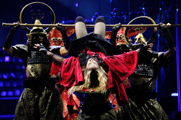 ‘팝의 여왕’ 마돈나가 9일(현지시간) 파리 아코르호텔 아레나에서 열린 콘서트에서 멋진 퍼포먼스를 선보이고 있다. ⓒ AFPBBNews=News1