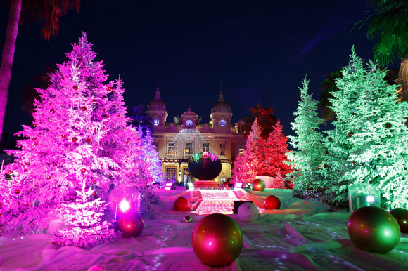 9일(현지시간) 모나코에 위치한 몬테 카를로 카지노 입구에 크리스마스 장식이 화려하게 펼쳐져 있다. ⓒ AFPBBNews=News1