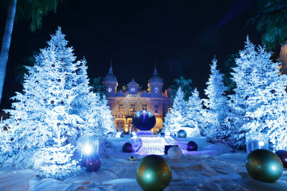 9일(현지시간) 모나코에 위치한 몬테 카를로 카지노 입구에 크리스마스 장식이 화려하게 펼쳐져 있다. ⓒ AFPBBNews=News1