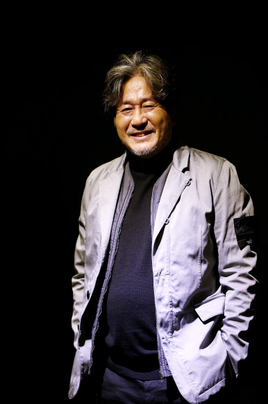 배우 최민식이 10일 오후 서울 종로구 부암동 서울미술관에서 인터뷰를 하기 앞서 포즈를 취하고 있다. 연합뉴스