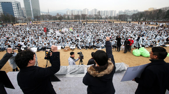 10일 오후 경기도 과천시 정부과천청사에서 열린 ‘제2차 전국 로스쿨 법무부 규탄대회’에서 참석한 로스쿨 재학생들이 법무부의 사법시험 폐지 유예 입장 철회를 요구하며 구호를 외치고 있다.  연합뉴스