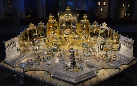 무굴제국 왕의 생일잔치를 묘사한 보석 장식물. 순금 바탕 위에 5000개의 다이아몬드와 각각 500개의 루비, 에메랄드가 박혀 있다. 보석박물관에 전시돼 있다.