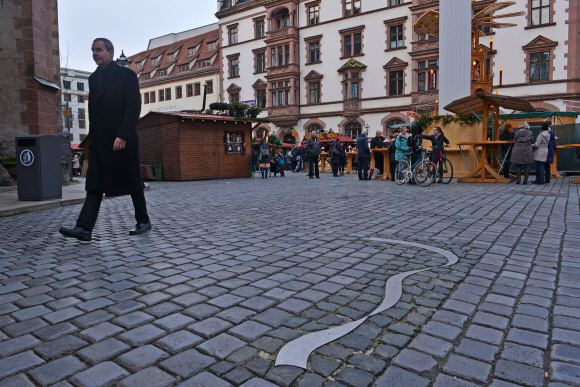 성 니콜라이 교회 앞의 ‘뮤직 트레일’ 표지판. 라이프치히에서 흔히 볼 수 있는 바닥 표지로, 음악가와 관련된 유적이 있다는 표시다.