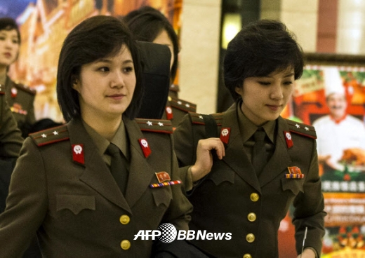 10일(현지시간) 북한의 ‘모란봉악단’ 단원들이 그들의 숙소인 베이징에 위치한 호텔에서 나서고 있다.<br>ⓒ AFPBBNews=News1