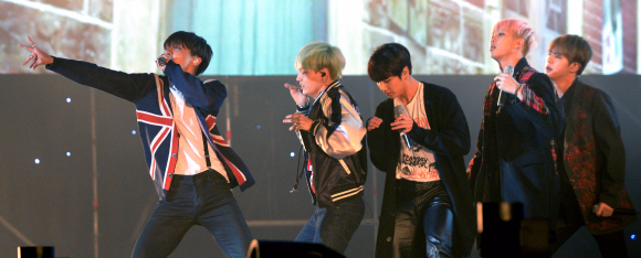 12일 서울 구로구 고척동 고척스카이돔에서 열린 ’2015 슈퍼 서울 콘서트’에서 방탄소년단이 공연을 펼치고 있다. 박지환 기자 popocar@seoul.co.kr