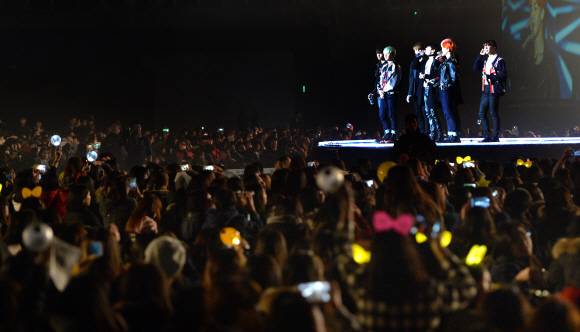 12일 서울 구로구 고척동 고척스카이돔에서 열린 ’2015 슈퍼 서울 콘서트’에서 방탄소년단이 공연을 펼치고 있다. 박지환 기자 popocar@seoul.co.kr