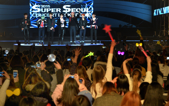 12일 서울 구로구 고척동 고척스카이돔에서 열린 ’2015 슈퍼 서울 콘서트’에서 방탄소년단이 무대인사를 하고 있다. 박지환 기자 popocar@seoul.co.kr