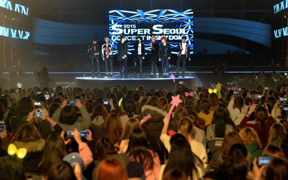 12일 서울 구로구 고척동 고척스카이돔에서 열린 ’2015 슈퍼 서울 콘서트’에서 방탄소년단이 공연을 펼치고 있다. 박지환 기자 popocar@seoul.co.kr