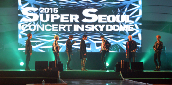 12일 서울 구로구 고척동 고척스카이돔에서 열린 ’2015 슈퍼 서울 콘서트’에서 방탄소년단이 공연을 펼치고 있다. 박지환 기자 popocar@seoul.co.kr