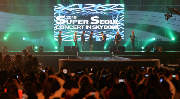 12일 서울 구로구 고척동 고척스카이돔에서 열린 ’2015 슈퍼 서울 콘서트’에서 방탄소년단이 공연을 펼치고 있다. 박지환 기자 popocar@seoul.co.kr
