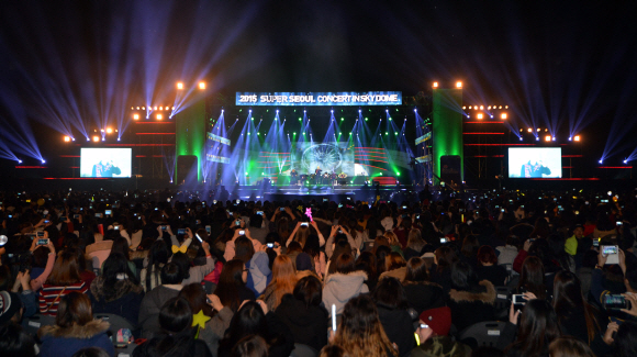 12일 서울 구로구 고척동 고척스카이돔에서 열린 ’2015 슈퍼 서울 콘서트’에서 방탄소년단이 공연을 펼치고 있다. 박지환 기자 popocar@seoul.co.kr