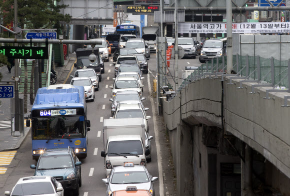 14일 오전 중구 서울역 고가 도로 입구 인근에서 염천교 사거리 방향으로 향하는 도로가 정체되고 있다.     서울시는 서울역 고가 도로를 서울시 공원화 계획에 따라 지난 13일부터 전면 폐쇄했다. 연합뉴스