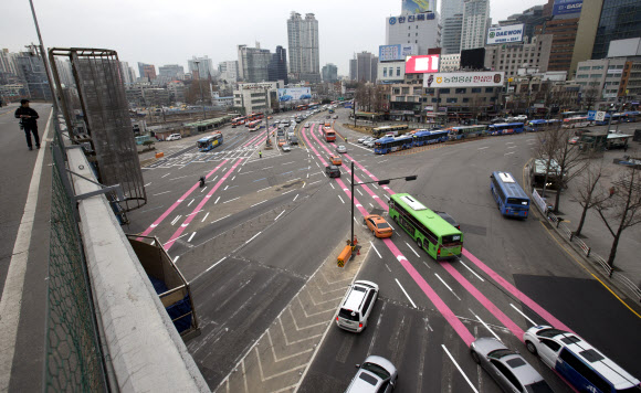 14일 오전 중구 서울역 고가 도로 인근에서 염천교 사거리 방향으로 향하는 도로 바닥에 분홍색 안내선이 그려져 있다.      서울시는 서울역 고가 도로를 서울시 공원화 계획에 따라 지난 13일부터 전면 폐쇄했다. 연합뉴스