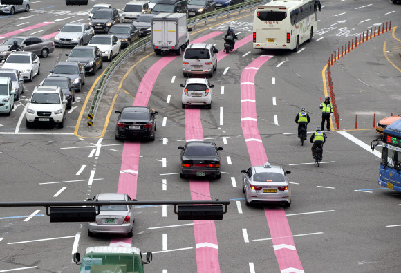 14일 오전 중구 서울역 고가 도로 인근에서 염천교 사거리 방향으로 향하는 도로 바닥에 분홍색 안내선이 그려져 있다. 서울시는 서울역 고가 도로를 서울시 공원화 계획에 따라 지난 13일부터 전면 폐쇄했다.  연합뉴스