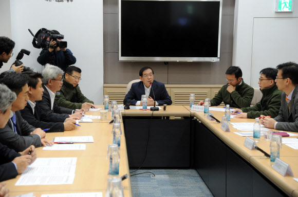 박원순 서울시장이 14일 오전  시청 신청사 서울안전통합상황실(TOPIS)에서 ‘서울역 고가 폐쇄에 따른 교통대책 점검회의’를 주재하고 있다.  서울시 제공