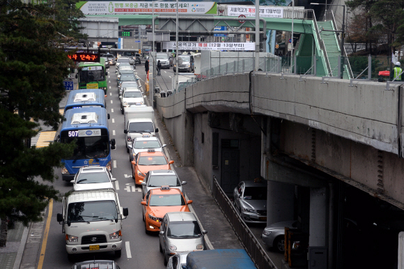 14일 오전 중구 서울역 고가 도로 입구 인근에서 염천교 사거리 방향으로 향하는 도로가 신호대기로 잠시 정체되고 있다. 당초 우려와 달리 이날 출근길 교통은 대체로 원활했다. 서울시는 서울역 고가 도로를 서울시 공원화 계획에 따라 지난 13일부터 전면 폐쇄했다.  이종원 선임기자 jongwon@seoul.co.kr