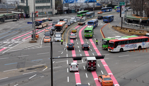 14일 오전 중구 서울역 고가 도로 인근에서 염천교 사거리 방향으로 향하는 도로 바닥에 분홍색 안내선이 그려져 있다. 서울시는 서울역 고가 도로를 서울시 공원화 계획에 따라 지난 13일부터 전면 폐쇄했다. 이종원 선임기자 jongwon@seoul.co.kr
