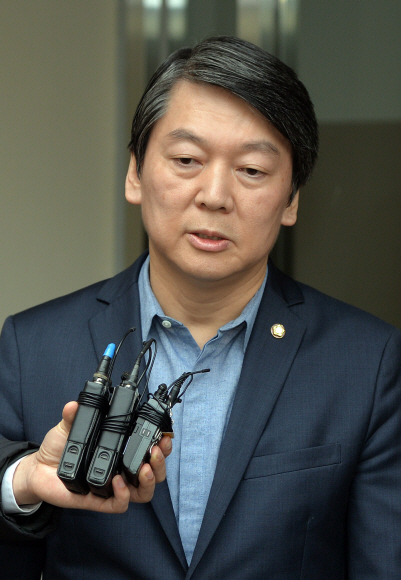 14일 서울 상계동 주공10단지 노인정을 방문한 안철수 의원이 기자들의 질문을 받으며 노인정을 빠져나가고 있다.  박지환 기자 popocar@seoul.co.kr