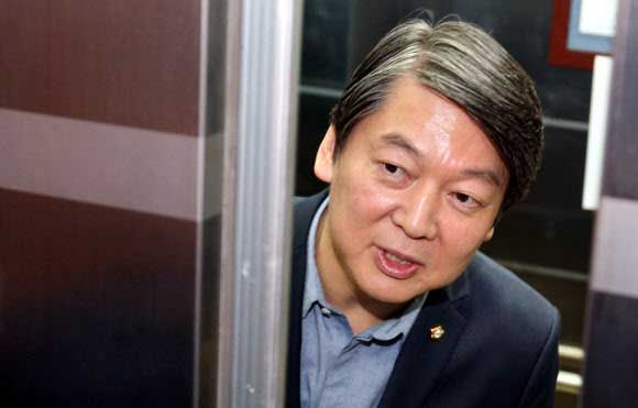 새정치민주연합 안철수 전 공동대표가 14일 오후 서울 상계동 경로당 방문을 마친 뒤 다시 자택으로 들어가며 엘리베이터 문틈으로 취재진과 대화하고 있다. 안 전 대표측 관계자는 이날 “안 전 대표의 탈당계를 팩스로 서울시당에 제출했다”고 밝혔다. 연합뉴스