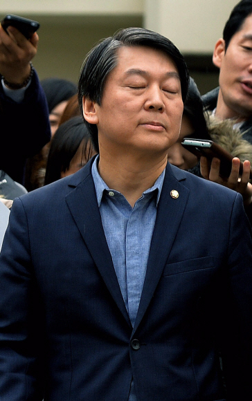 14일 서울 상계동 주공10단지 노인정을 방문한 안철수 의원이 기자들의 질문을 받으며 노인정을 빠져나가고 있다.  박지환 기자 popocar@seoul.co.kr