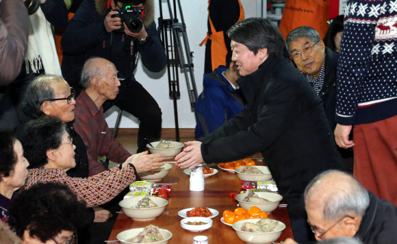 새정치민주연합을 탈당한 안철수 의원이 14일 서울 노원구 상계주공 10단지 경로당에서 열린 ‘효사랑나눔축제’에서 지역 어르신들과 인사하고 있다.  연합뉴스
