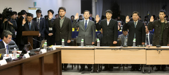 14일 오후 서울 중구 YWCA 강당에서 열린 세월호 참사 특별조사위원회 1차 청문회에서 김석균 전 해양경찰청장(왼쪽)을 비롯한 증인들이 선서를 하고 있다.  연합뉴스