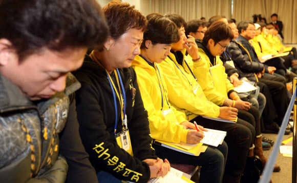 세월호 참사 희생자 오영석 학생의 어머니 권미화 씨(왼쪽 둘째)가 14일 오전 서울 중구 YWCA 강당에서 열린 세월호 참사 특별조사위원회 1차 청문회에서 참사 당시 관련 영상이 나오자 눈물을 흘리고 있다.  연합뉴스
