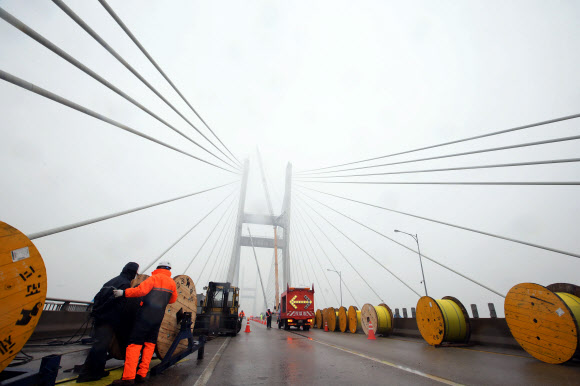 낙뢰로 추정되는 화재가 발생해 끊어진 서해대교 72번 케이블이 14일 다시 연결됐다. 현장 관계자들은 서해대교 상판과 주탑을 연결하는 가장 긴 72번 케이블 재설치 작업을 이르면 이날 마무리할 것으로 내다봤다.  연합뉴스