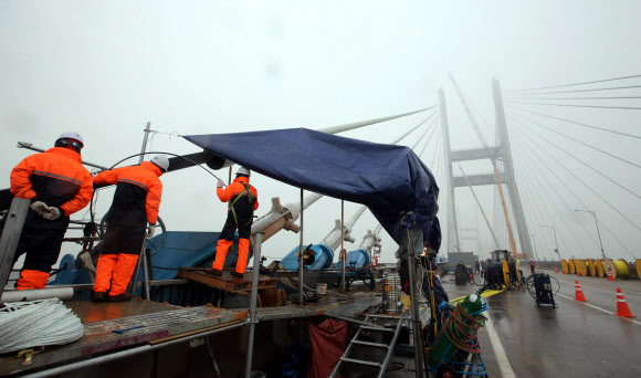 낙뢰로 추정되는 화재가 발생해 끊어진 서해대교 72번 케이블이 14일 다시 연결됐다. 현장 관계자들은 서해대교 상판과 주탑을 연결하는 가장 긴 72번 케이블을 재설치 작업을 이르면 이날 마무리할 것으로 내다봤다.  연합뉴스