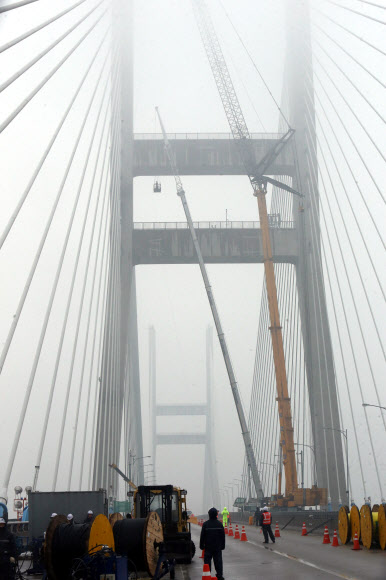낙뢰로 추정되는 화재가 발생해 끊어진 서해대교 72번 케이블이 14일 다시 연결됐다. 현장 관계자들은 서해대교 상판과 주탑을 연결하는 가장 긴 72번 케이블 재설치 작업을 이르면 이날 마무리할 것으로 내다봤다. 연합뉴스