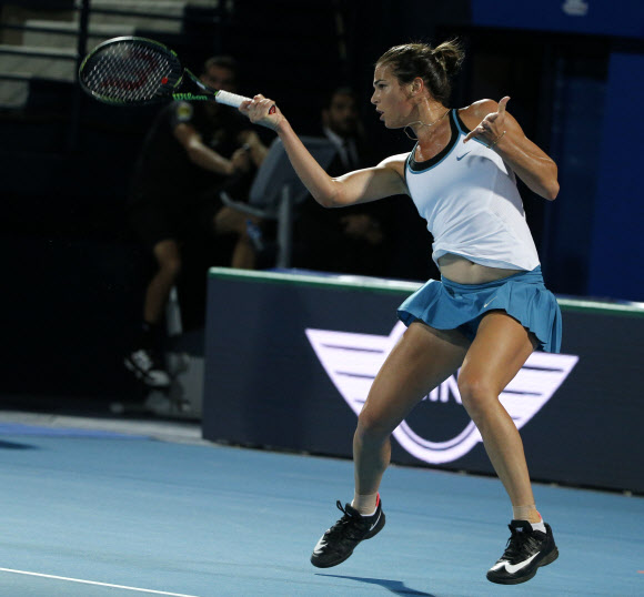 테니스팀 필리핀 매버릭스의 아즐라 톰자노비치(Ajla Tomljanovic)가 14일(현지시간) 아랍에미리트 두바이에서 열린 국제 프리미어 테니스리그(IPTL) 경기에서 힘차게 스윙을 하고 있다.  ⓒ AFPBBNews=News1