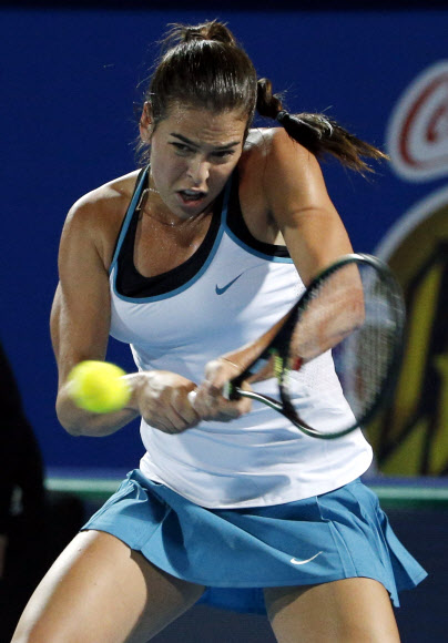 테니스팀 필리핀 매버릭스의 아즐라 톰자노비치(Ajla Tomljanovic)가 14일(현지시간) 아랍에미리트 두바이에서 열린 국제 프리미어 테니스리그(IPTL) 경기에서 힘차게 스윙을 하고 있다.  ⓒ AFPBBNews=News1