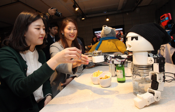 16일 서울 중구 타작마당에서 열린 ’로봇파티’를 찾은 관람객들이 함께 술을 마셔주는 로봇인 ’드링키’와 함께 술잔을 기울이고 있다. 이종원 선임기자 jongwon@seoul.co.kr